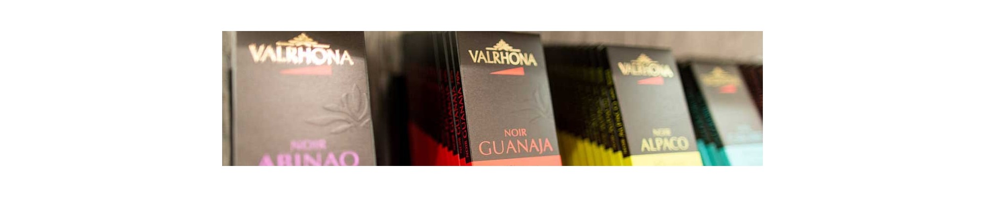 Produits griffés et chocolat en tablette ou pour pâtisser Valrhona - Vente en ligne -Patisserie Vandewalle Dunkerque